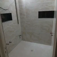 تخریب وبازسازی سرویس بهداشتی .بنای.کاشیکار