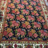 قالی دستباف طرح گل رز
