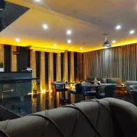 سری زن قلیون و وسط کار کافه