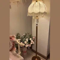 آباژور کنار سالنی برنز آباژور ایستاده