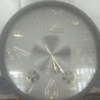 ساعت دیواری  در حد نو