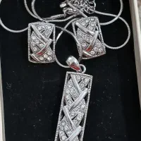 باسلام یک نیم سته با یک عینک آفتابی نونو