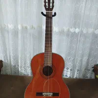 گیتار باکیف وپایه در حد نو فقط یه سیمش پاره شده