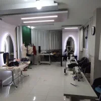 دوزنده ماهر و کمک‌دوزنده (محیط کاملاً زنانه)