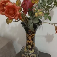 چند شاخه گل وگلدان شیشه ای