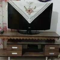 تلوزیون و میز
