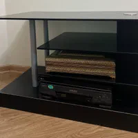 میز تلویزیون سه طبقه شیشه ای کاملا سالم