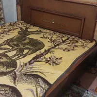 تخت دو نفره و آینه کنسول