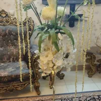 گل و گلدان طلایی رنگ