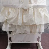 تخت کنار مادر