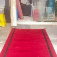 فرش تشریفاتی قرمز حاشیه مشکی خطی عرض ۵۰ هم موجود