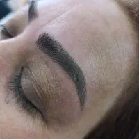 ابروهایی طبیعی و دائمی با میکروبلیدینگ حرفه‌ای
