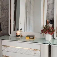 یک عدد آیینه و کنسول آرایشگاهی تمیز دو کشو