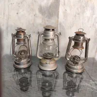 سه تا فانوس قدیمی و منقل پایه برنجی