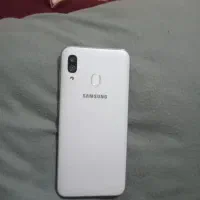 گوشی سامسونگ A30 کار کرده چندتا خط خش کوچلو