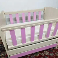 یک تخت‌خواب چوبی نوزاد دو حالته همراه با تشک طبی|تخت و صندلی بچه|شوش, |دیوار