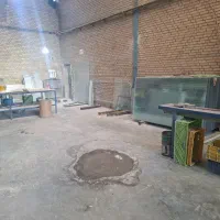 کارگر ساده درشیشه بری و مونتاژ کاری درب وپنجره