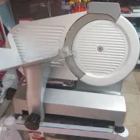 یک دستگاه کالباس بر و یک ترازو دیجیتال