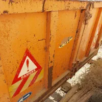 در اتاق عقب کمپرسی تک