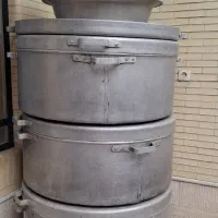 سه عدد دیگ رویی و تعدادی آبکش و تشت