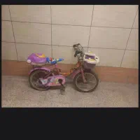 دوچرخه صورتی رنگ سالم فقط لاستیک ها نیاز تعمیر