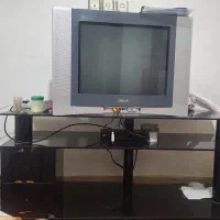 تلوزیون به همراه میز تلوزیون