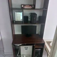 میز کامپیوتر و کتاب خانه