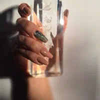 خدمات و کاشت ناخن