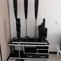 یک میز تلویزیون به همراه سینمای خانواده