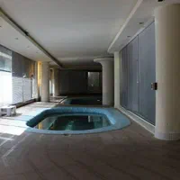 عمارت سفید لواسان اوشان|اجارهٔ کوتاه‌مدت ویلا و باغ|تهران, زعفرانیه|دیوار