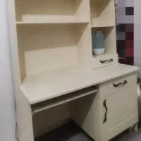 میز تحریر و کتابخانه