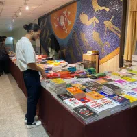 فروشنده برای نمایشگاه کتاب داخل دانشگاه آزاد