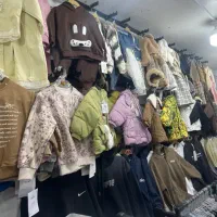 فروشنده اقا برای پوشاک بچگانه