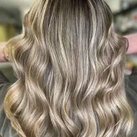 شاگرد ارایشگاه