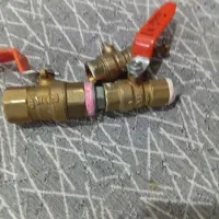 تعدادی شیرالات برنجی و اتصالات