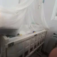 تخت و گهواره ای چوبی کنار مادر -کاملا نو