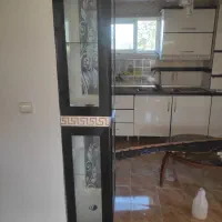 دو عدد ویترین کنار اشپزخانه