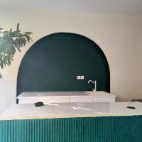 به یه خانم جهت کار در کافه وارد به بار سرد وگرم