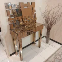 آینه و میز شیشه ای با شمعدان