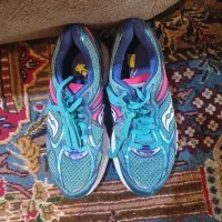 تعدادی کفش اسپورت درحدنواصلاپوشیده نشده'