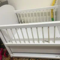 تخت نوزاد با تنظیم ارتفاع با تشک طبی نو و سالم