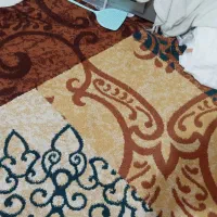 سه عدد گلیم فرش پرز دار و مقداری وسایل آشپزی