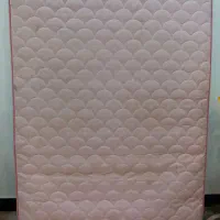 تشک دو نفره و بوفه‌ی چوبی (ویترین)