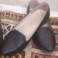 چندچفت کفش به فروش می‌رسد