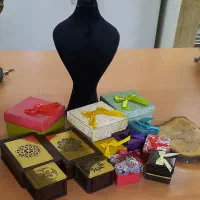 جعبه کادو و ملزومات بدلیجات به تعداد زیاد