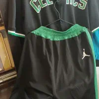 تعدادی پوشاک در حد خارجی