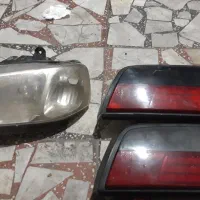 ۲ عد چراغ عقب پارس سمت راننده و یک عدد چراغ جلو