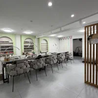 صندلی و میز ناخنکاری