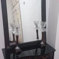 میز ،اینه و دو عدد شمعدان