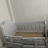 تخت خواب نوزادی همراه خوشخواب|تخت و صندلی بچه|هشتگرد, شهرک راه آهن|دیوار
